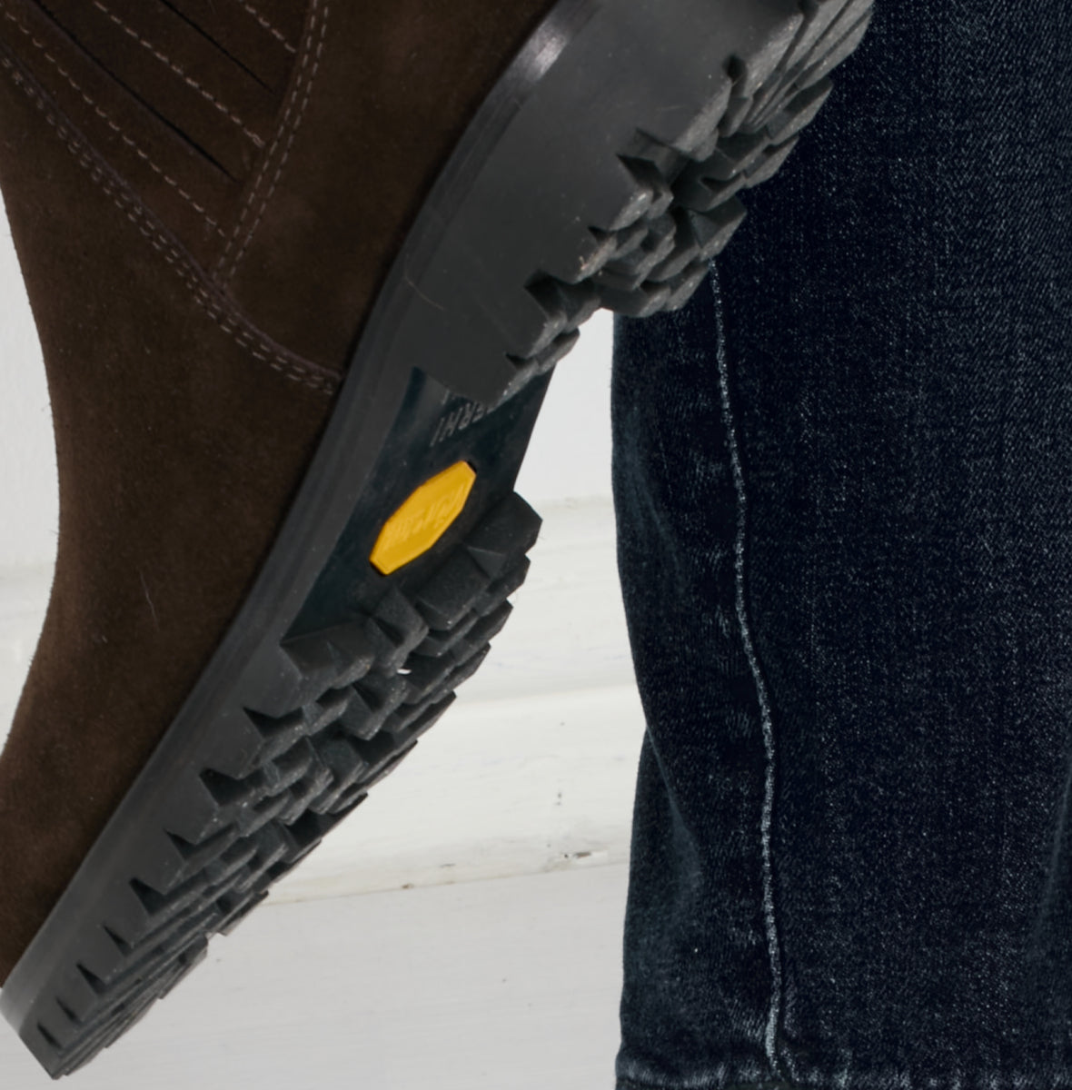 Men Ola Vibram Boot Suede Black
